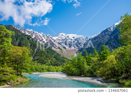 清爽的上高地「白雪皚皚的穗高山脈和清澈的梓川」（長野縣松本市） 134687061