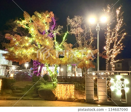 夜幕降臨,城市的璀璨光芒漸漸消散。 夜幕降臨,城市的璀璨光芒漸漸消散。 134687090