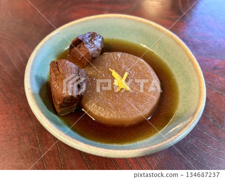 Himi winter yellowtail with yellowtail and radish 134687237