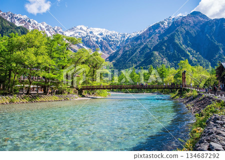 清爽的上高地「春意盎然的河童橋與穗高山脈」（長野縣松本市） 134687292