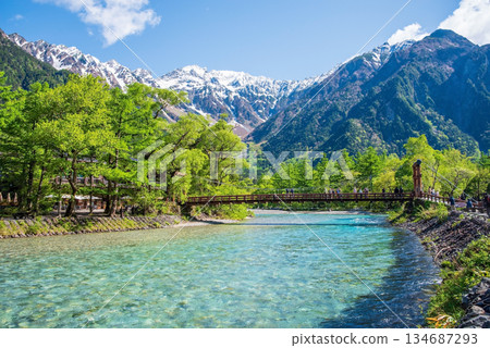Refreshing Kamikochi "Kappa Bridge and the Hotaka Mountain Range in the Fresh Green Season" (Matsumoto City, Nagano Prefecture) Refreshing Kamikochi "Kappa Bridge and the Hotaka Mountain Range in the Fresh Green Season" (Matsumoto City, Nagano Prefecture) 134687293