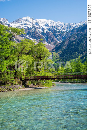 Refreshing Kamikochi "Kappa Bridge and the Hotaka Mountain Range in the Fresh Green Season" (Matsumoto City, Nagano Prefecture) 134687295