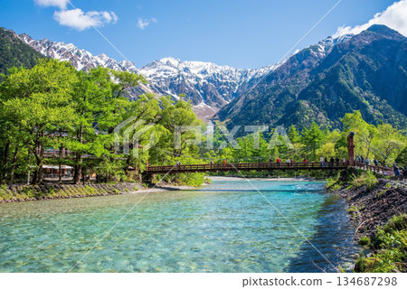 清爽的上高地「春意盎然的河童橋與穗高山脈」（長野縣松本市） 134687298