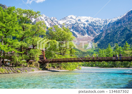 Refreshing Kamikochi "Kappa Bridge and the Hotaka Mountain Range in the Fresh Green Season" (Matsumoto City, Nagano Prefecture) 134687302