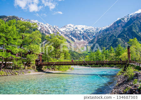 清爽的上高地「春意盎然的河童橋與穗高山脈」（長野縣松本市） 134687303