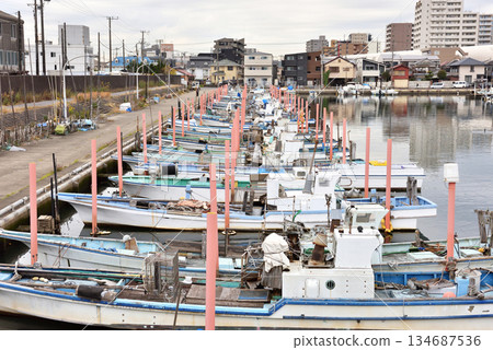 從船橋市蝦川入海口眺望漁港景色。 134687536