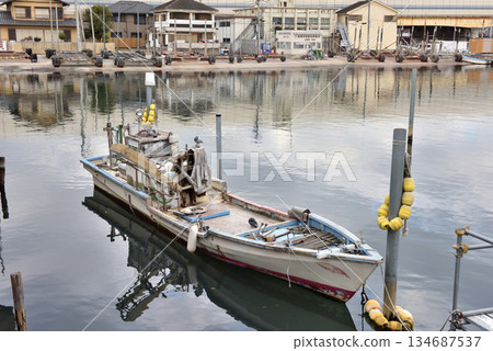 從船橋市蝦川入海口眺望漁港景色。 從船橋市蝦川入海口眺望漁港景色。 134687537