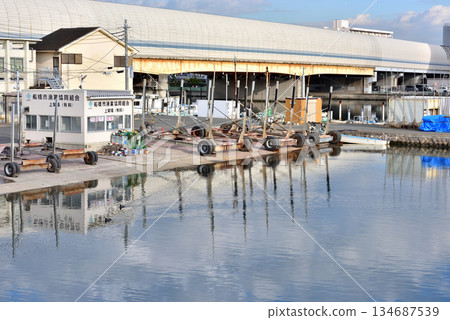 View of the fishing port at the mouth of the Ebi River in Funabashi 134687539
