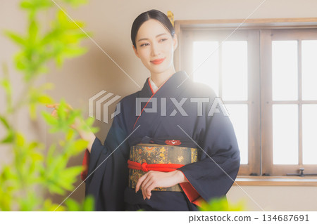 一個穿著和服的女人 134687691