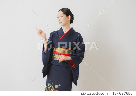 一個穿著和服的女人 134687693