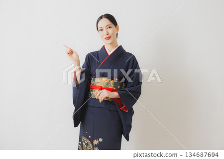 一個穿著和服的女人 134687694