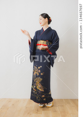 一個穿著和服的女人 一個穿著和服的女人 134687697