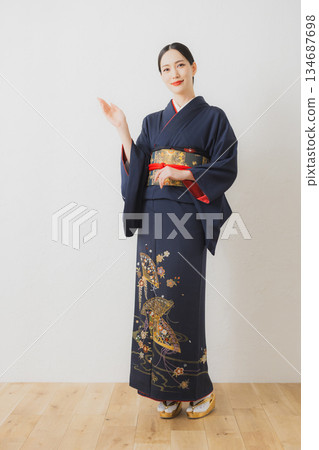 一個穿著和服的女人 一個穿著和服的女人 134687698