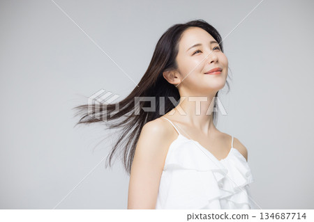 young woman with frizzy hair 134687714