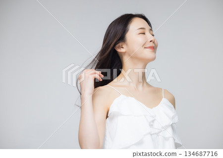 頭髮捲曲的年輕女子 134687716