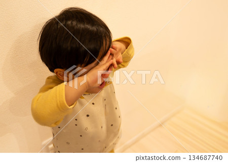 房間裡有嬰兒哭鬧 134687740