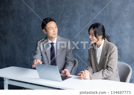 使用個人計算機的商人 使用個人計算機的商人 134687773