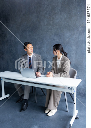 使用個人計算機的商人 134687774