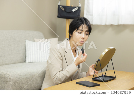 一位身穿西裝的女士正在穿衣服 134687939