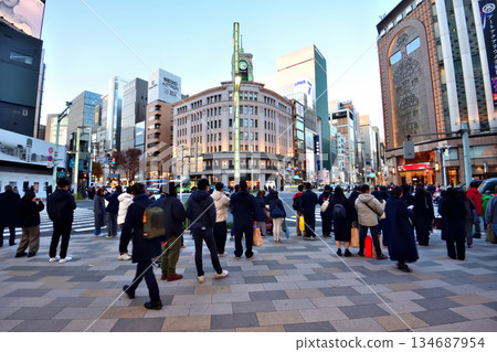 銀座四丁目十字路口在步行區盡頭附近非常擁擠。 銀座四丁目十字路口在步行區盡頭附近非常擁擠。 134687954