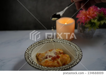 番茄口味捲心菜捲,上面撒上碎奶酪 番茄口味捲心菜捲,上面撒上碎奶酪 134688009
