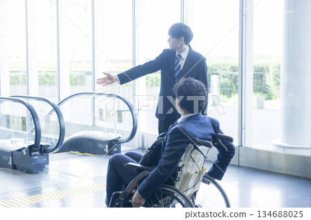 一名身穿西裝的男子坐在輪椅上 一名身穿西裝的男子坐在輪椅上 134688025