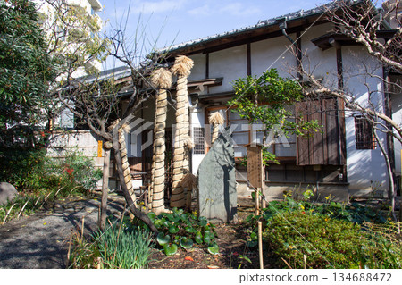 向島百花園的冬季景色，這是一座擁有冬季圍欄和保存完好的日式建築的日式庭園。 134688472