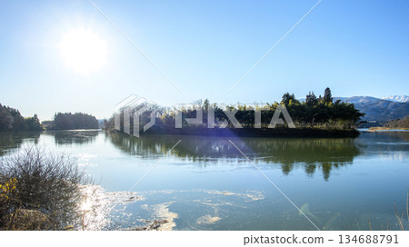 The meandering Mogami River, a tranquil river in the Oyodo area, Yamagata Prefecture 134688791
