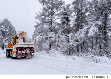 除雪車正在清理積雪覆蓋的道路 a-1 134688821