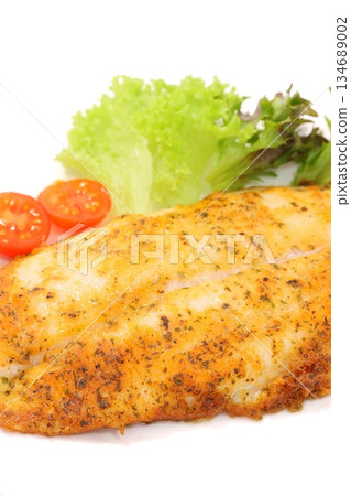 淺色背景上的白鯰魚(煎魚) 淺色背景上的白鯰魚(煎魚) 134689002