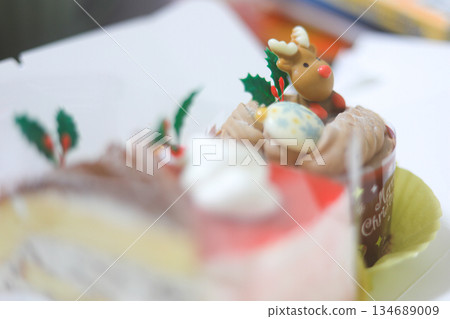 一個裝飾著馴鹿的可愛聖誕巧克力蛋糕 一個裝飾著馴鹿的可愛聖誕巧克力蛋糕 134689009
