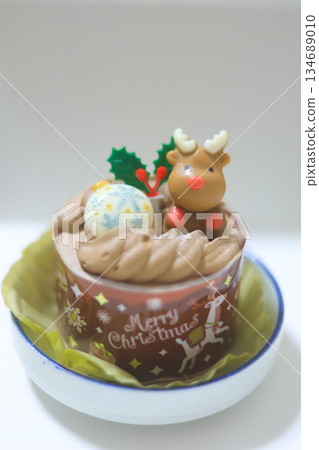 聖誕蛋糕,上面有可愛的馴鹿和雪花裝飾 聖誕蛋糕,上面有可愛的馴鹿和雪花裝飾 134689010