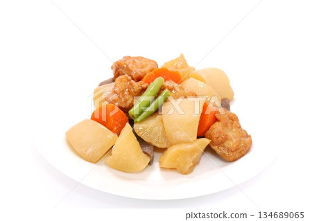 煮熟的根莖類蔬菜：蘿蔔、胡蘿蔔，淺色背景 134689065