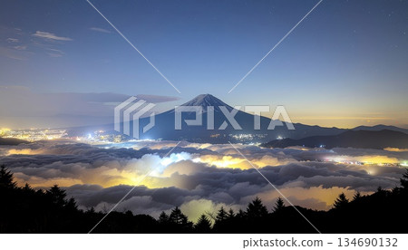 【AI圖像】夜幕降臨，城市燈光照亮雲海，富士山巍峨聳立 134690132