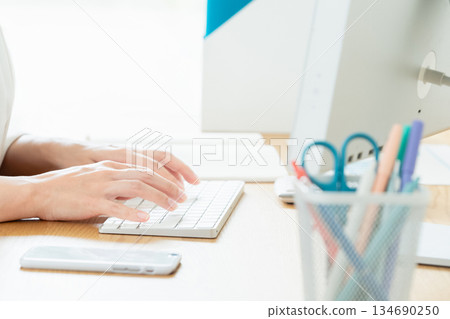 操作一台個人計算機的女商人的手 134690250