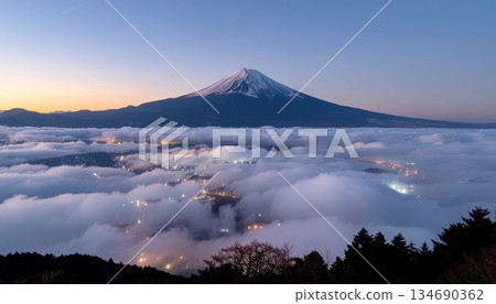 【AI圖像】夜幕降臨，城市燈光照亮雲海，富士山巍峨聳立 134690362