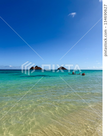 夏威夷拉尼凱海灘，白沙清澈，碧空如洗，熱帶風光 134690627