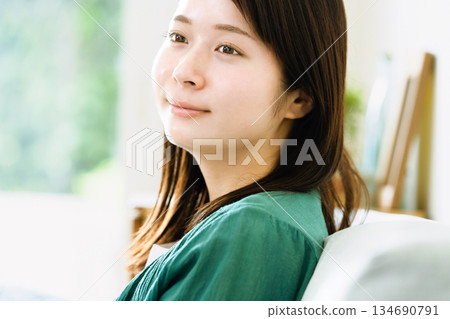 明亮陽光下的女人 134690791