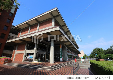 青森縣弘前市，「蘋果色小鎮弘前」郵筒（位於弘前市政廳前） 134690871