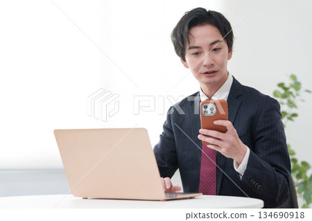 在辦公室工作的商人 134690918