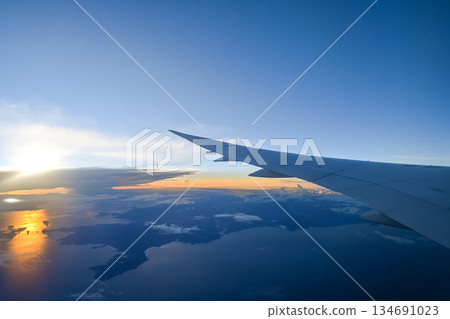 從飛機內拍攝的美麗日落風景照片 從飛機內拍攝的美麗日落風景照片 134691023