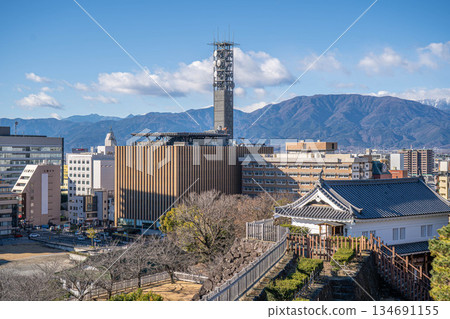 從甲府城塔上眺望山梨縣政府大樓 [山梨縣甲府市] 134691155