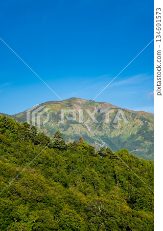 從白馬岳蓮華溫泉旅館眺望旭日山。蓮華溫泉至白馬岳穿越路線位於北阿爾卑斯山脈。 從白馬岳蓮華溫泉旅館眺望旭日山。蓮華溫泉至白馬岳穿越路線位於北阿爾卑斯山脈。 134691573