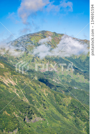 從天狗庭園眺望雪倉岳(通往白馬禦池的健行路線),蓮華溫泉至白馬岳穿越北阿爾卑斯山脈 從天狗庭園眺望雪倉岳(通往白馬禦池的健行路線),蓮華溫泉至白馬岳穿越北阿爾卑斯山脈 134691594