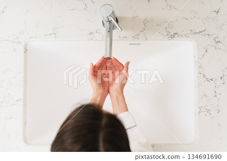 女子在浴室洗手(生活照) 女子在浴室洗手(生活照) 134691690