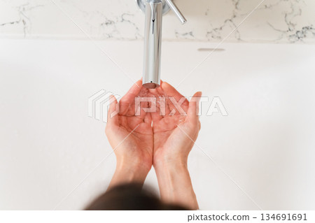 女子在浴室洗手（生活照） 134691691