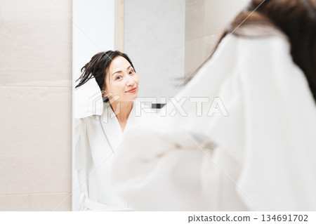 女子用毛巾擦頭髮 生活照 女子用毛巾擦頭髮 生活照 134691702