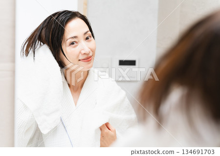 女子用毛巾擦頭髮 生活照 134691703