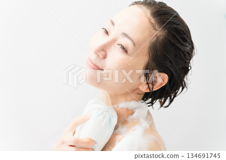 女人洗身體的美麗畫面 女人洗身體的美麗畫面 134691745