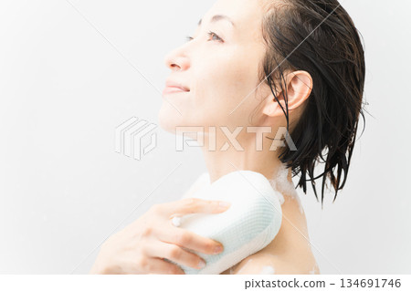 女人洗身體的美麗畫面 134691746